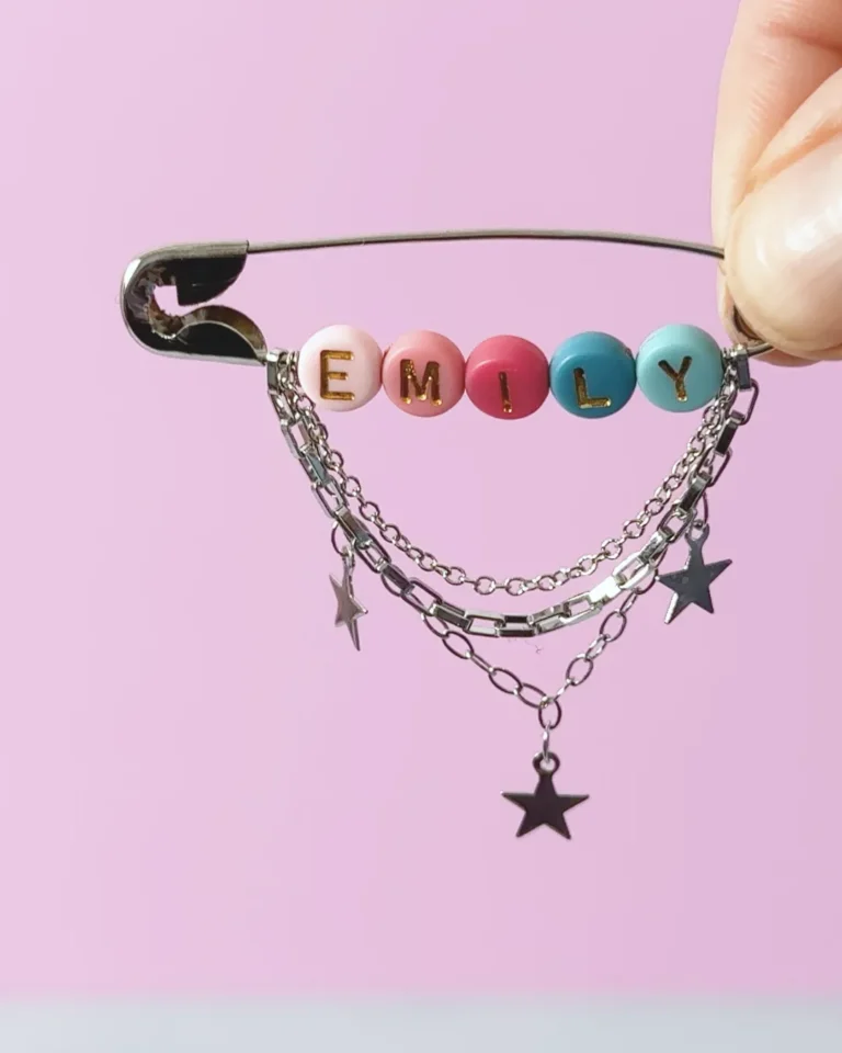 Sicherheitsnadel-Brosche mit Buchstabenperlen „EMILY“ und Sternanhängern