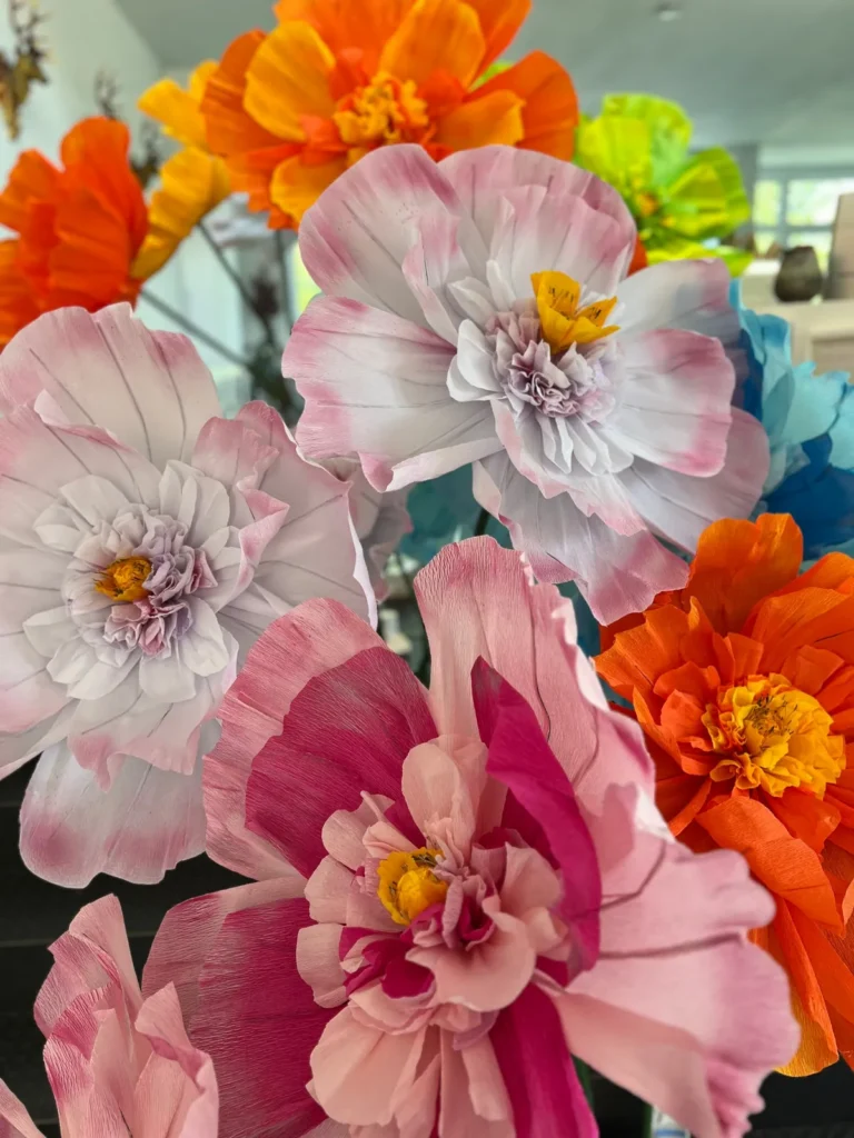 Riesige Blumen aus Krepppapier in Rosa, Pink und Orange
