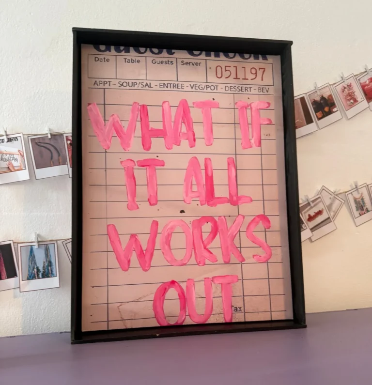 Selbst bemaltes Bild mit pinkem Schriftzug „What if it all works out“ in schwarzem Holzrahmen