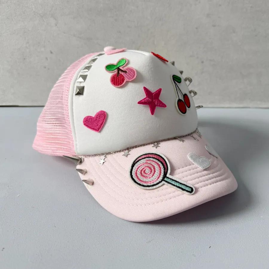 Fertig gestaltete rosa Trucker-Cap mit Kirschen-, Herz- und Lolli-Patches