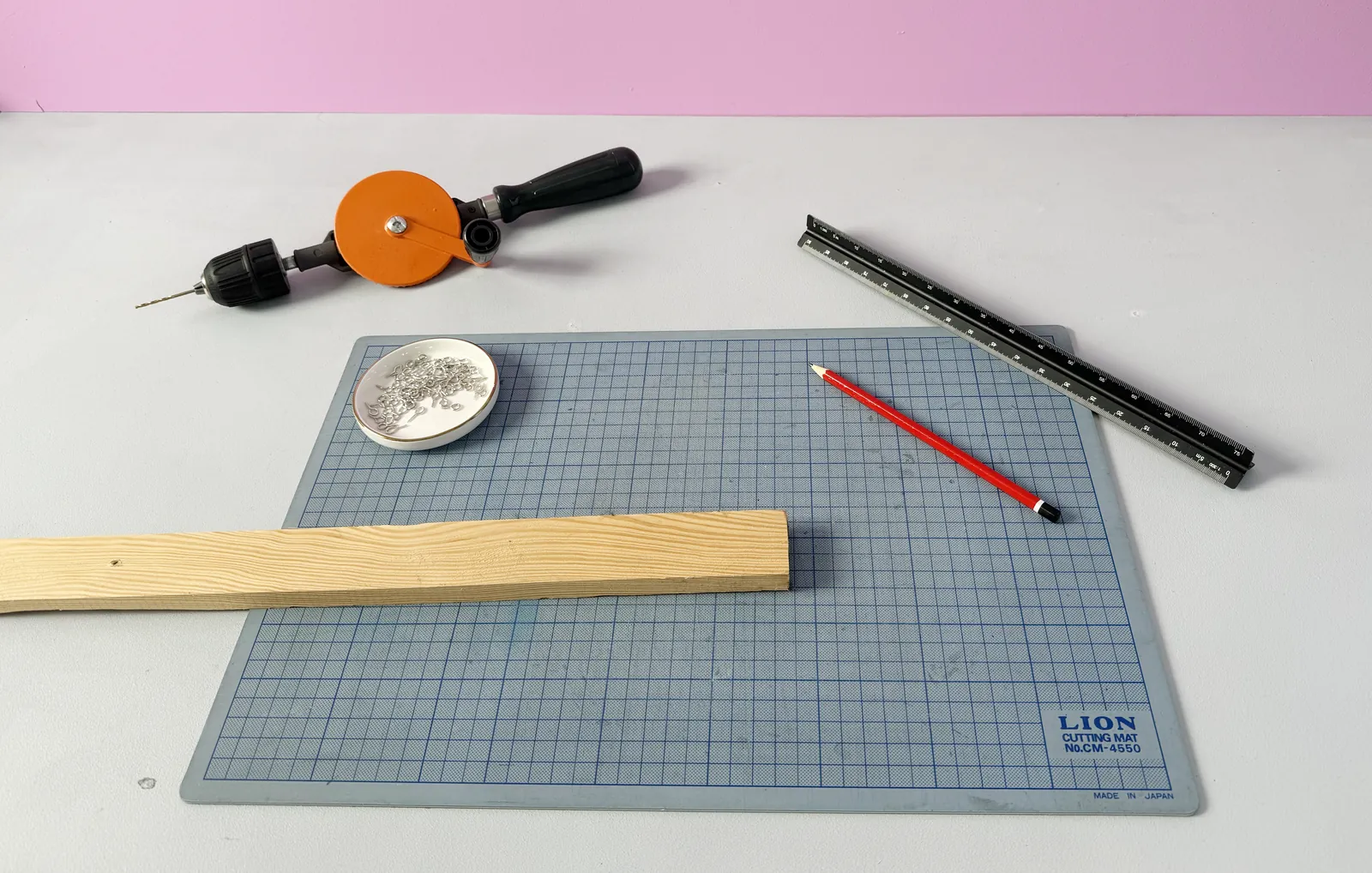 Material und Werkzeug für den Holzroboter auf einem hellen Tisch