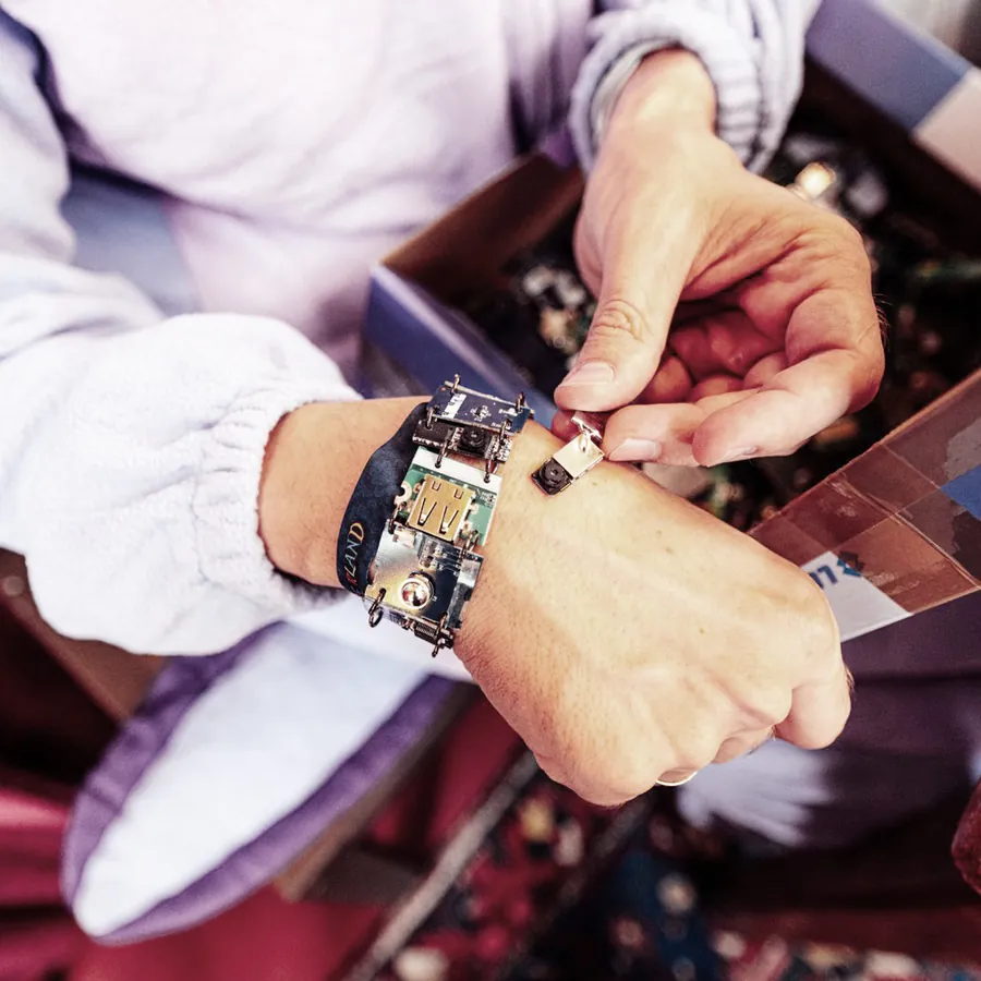 Armband aus alten Platinen wird angelegt